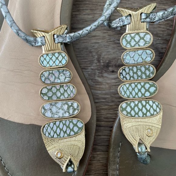 AERIN Leah Sandals 9M Olive Gold Fish Hardware Leather Thong Resort Luxury Boho - Picture 3 of 6